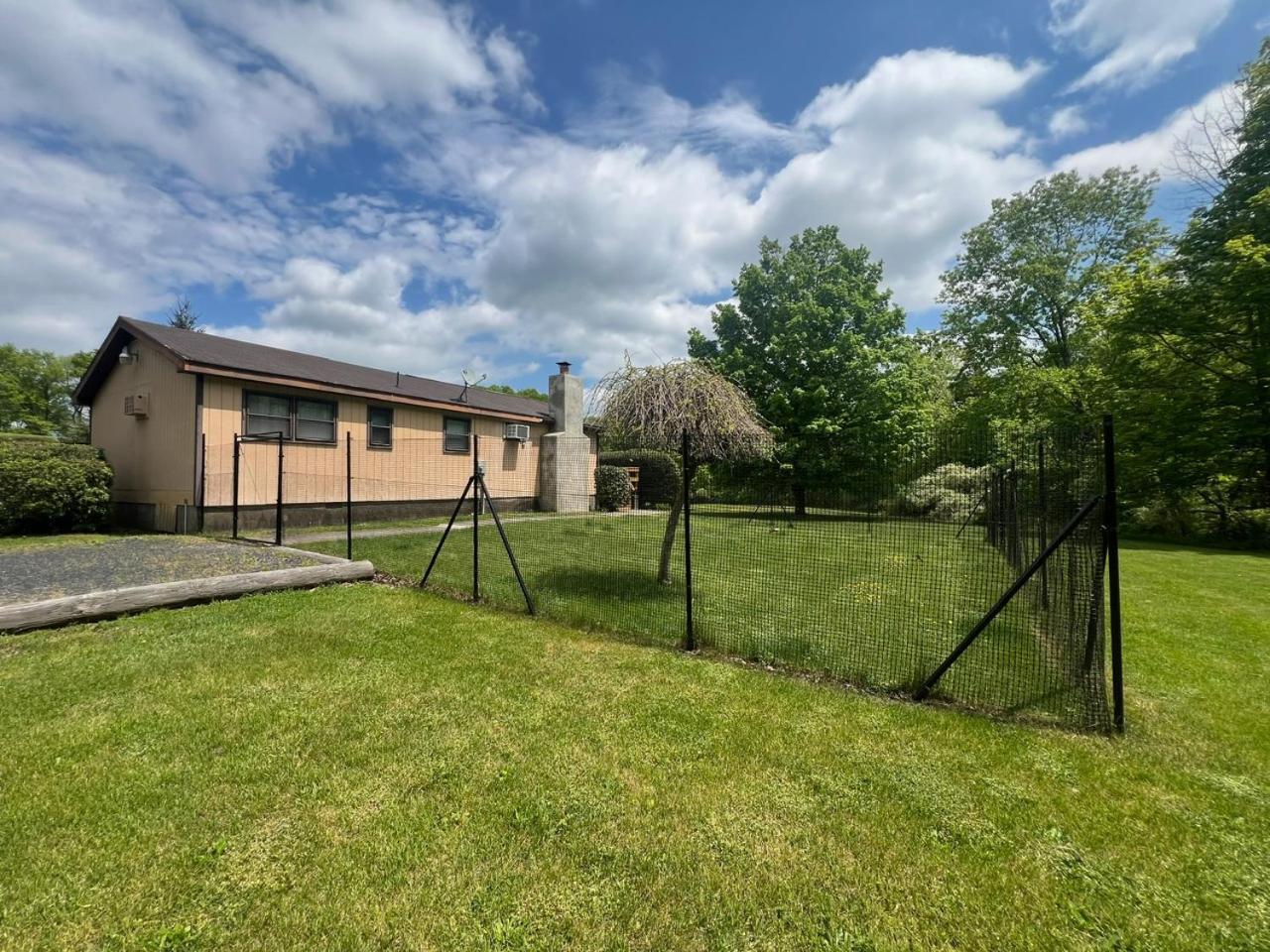 Fenced Yard Chalets From Good Dog Vacations At Big Valley Resort Sciota 外观 照片